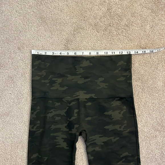 Spanx Look at Me Now Seamless Leggings Size L Green Camo Four Way Stretch - Picture 4 of 6